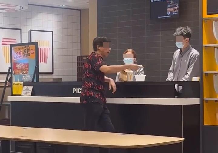 將軍澳麥當勞（McDonald's）有大叔狂罵職員，要求賠償多1個蘋果批。（Facebook群組「將軍澳主場」）