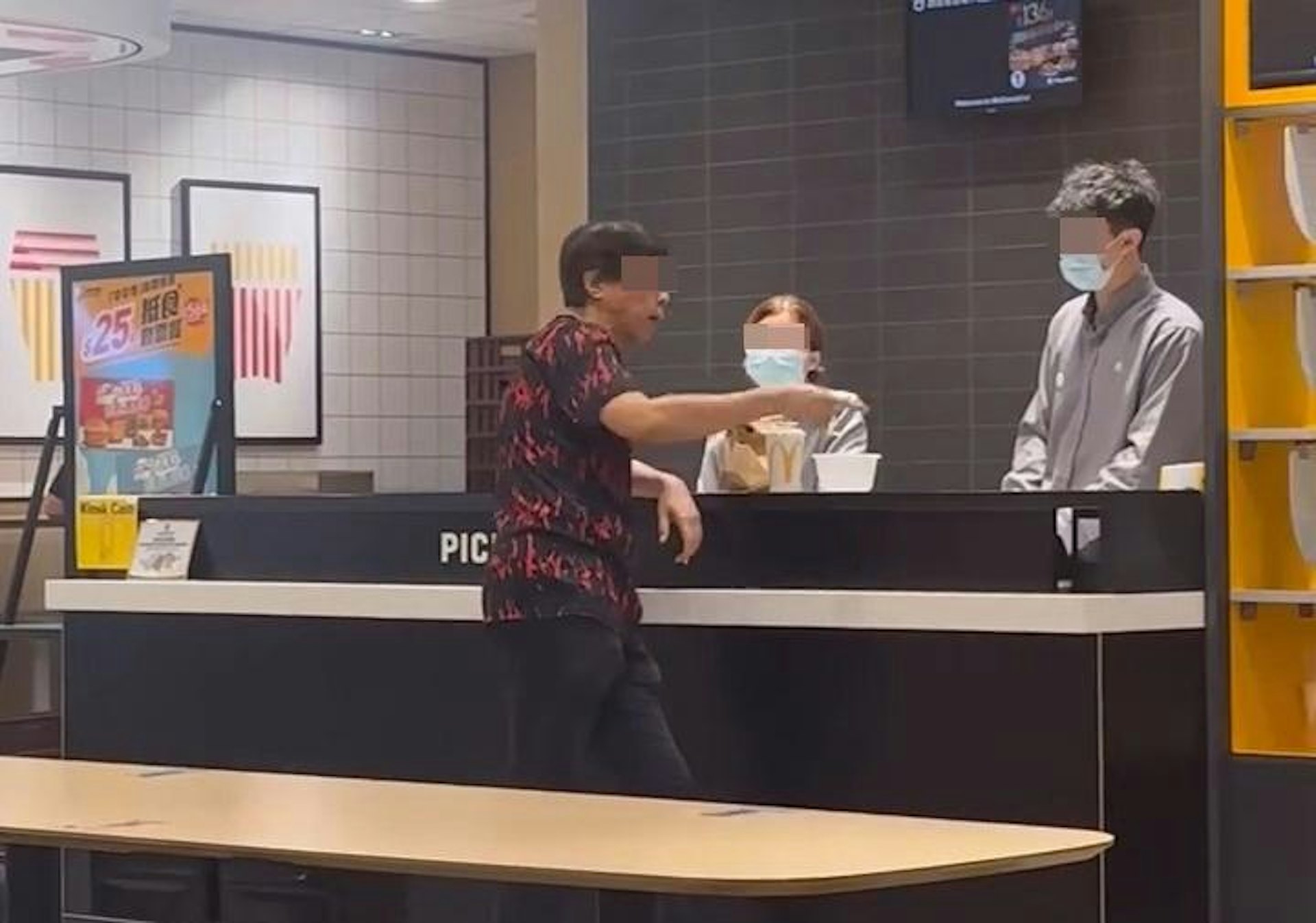 將軍澳麥當勞(McDonald's)有大叔狂罵職員,要求賠償多1個蘋果批。(Facebook群組「將軍澳主場」)