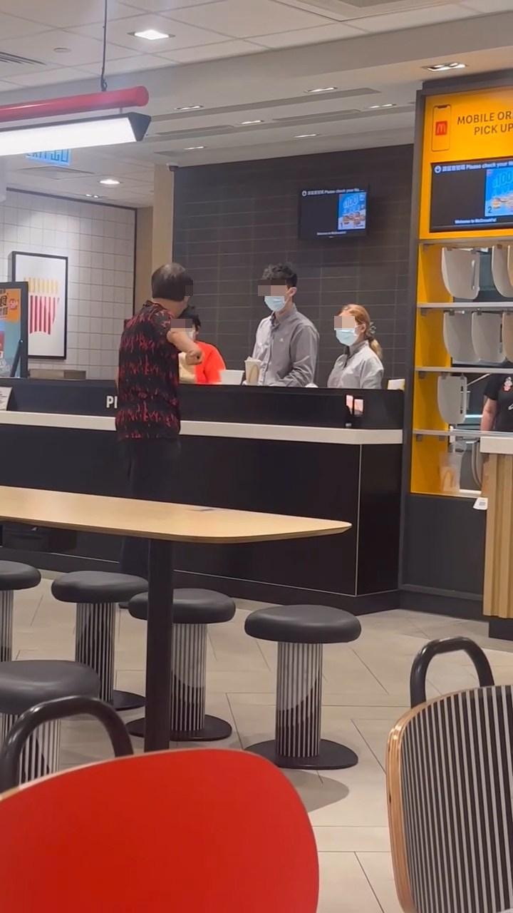 阿叔站在取餐櫃枱位置「發爛渣」，女職員冷靜應對。（Facebook群組「將軍澳主場」）