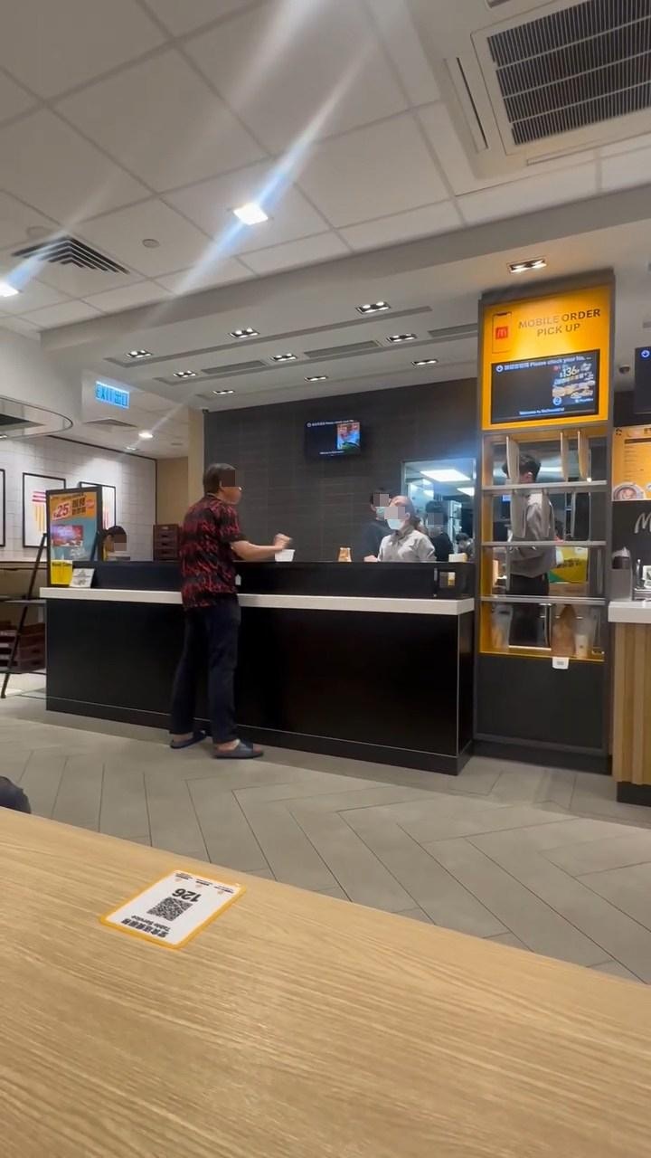 阿叔因拒絕退款，繼續吵鬧要求「重新炸」蘋果批。（Facebook群組「將軍澳主場」）