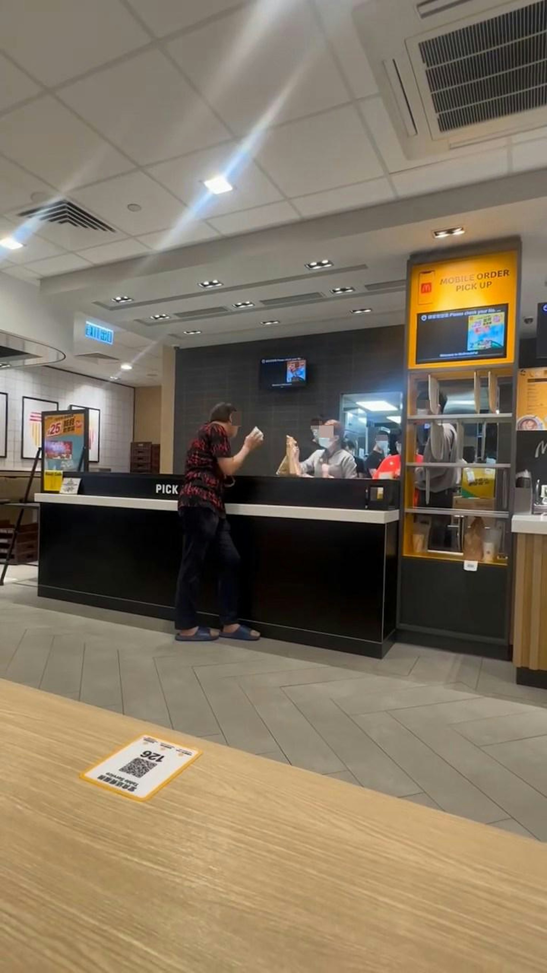 阿叔因拒絕退款,繼續吵鬧要求「重新炸」蘋果批。(Facebook群組「將軍澳主場」)