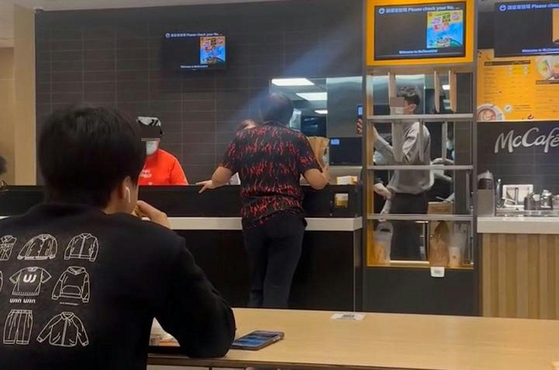 在香港,於商店等地方責罵店員,可能觸犯「公眾地方行為不檢」等罪行。(Facebook群組「將軍澳主場」)