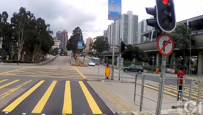 一輛Audi私家車沿沙田安睦街右轉入安明街沙田方向往時,與一輛正沿安明街馬鞍山方向的單車相撞。(車cam L(香港群組)/ Siu Dan Wong)