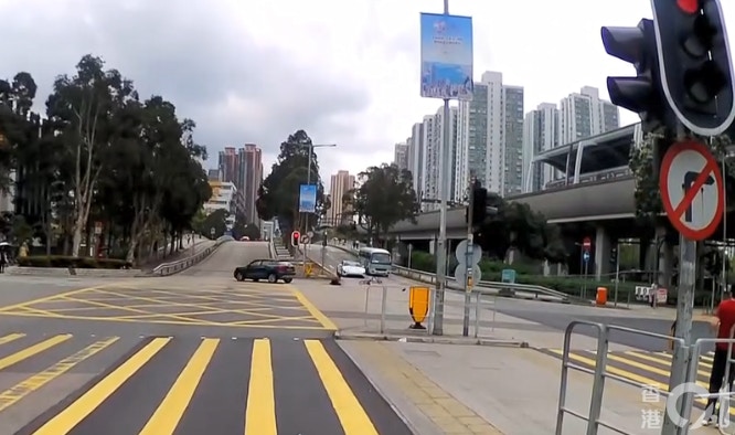 片中可見,涉事單車疑沒有遵守交通燈停下,最終欄腰撞向Audi。(車cam L(香港群組)/ Siu Dan Wong)