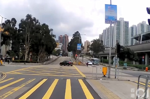 騎單車男子連人帶車被撞飛，隨後自行爬起。（車cam L（香港群組）/ Siu Dan Wong）