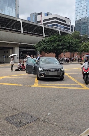 數名市民上前協助單車少年。(碩門二期之友群組 - 歡迎街坊居民加入交/Johnny Wong)