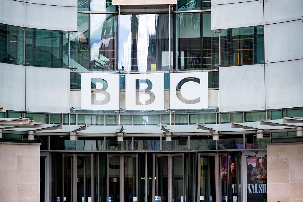 [勞動轉型的共鳴] BBC啟動15年來最大規模裁員 將裁撤2000人削10%營運成本——當我在數據中讀懂被刪減的名字，才明白效率背後沉默的重量