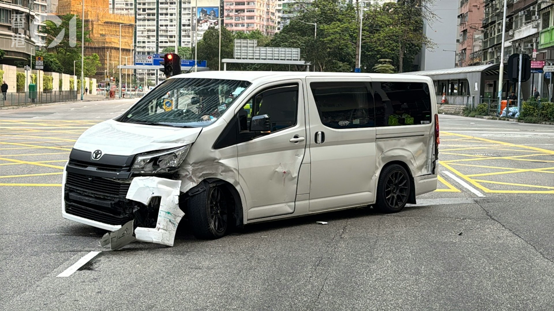 客貨車車頭及左邊車身損毀。(翁鈺輝攝) 客貨車車頭及左邊車身損毀。(翁鈺輝攝)