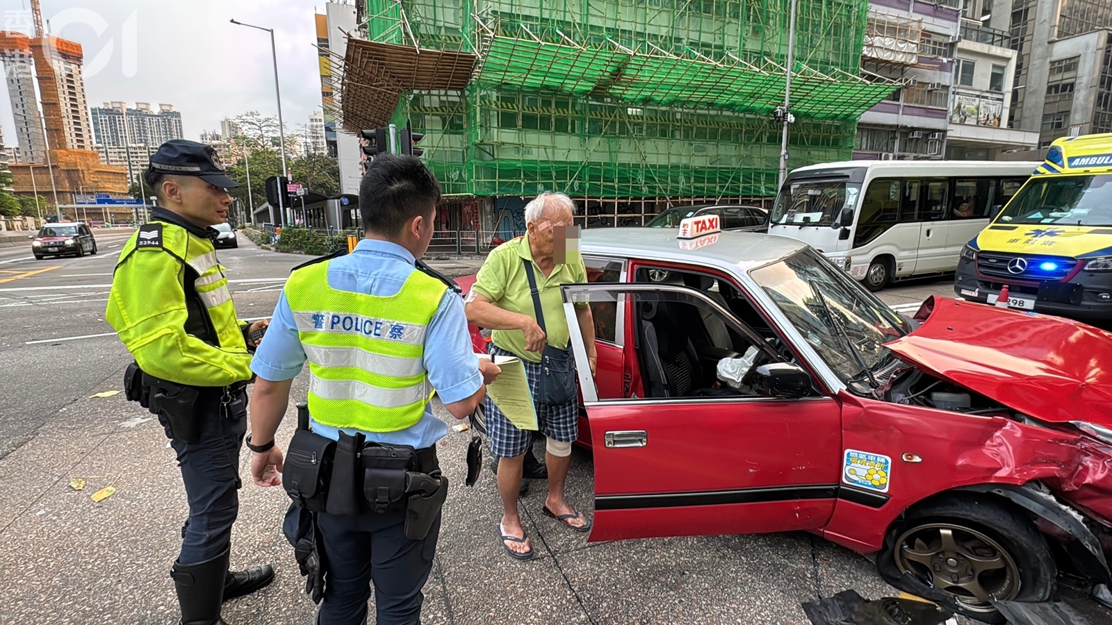 現場可見，的士司機穿「人字拖」。(翁鈺輝攝)