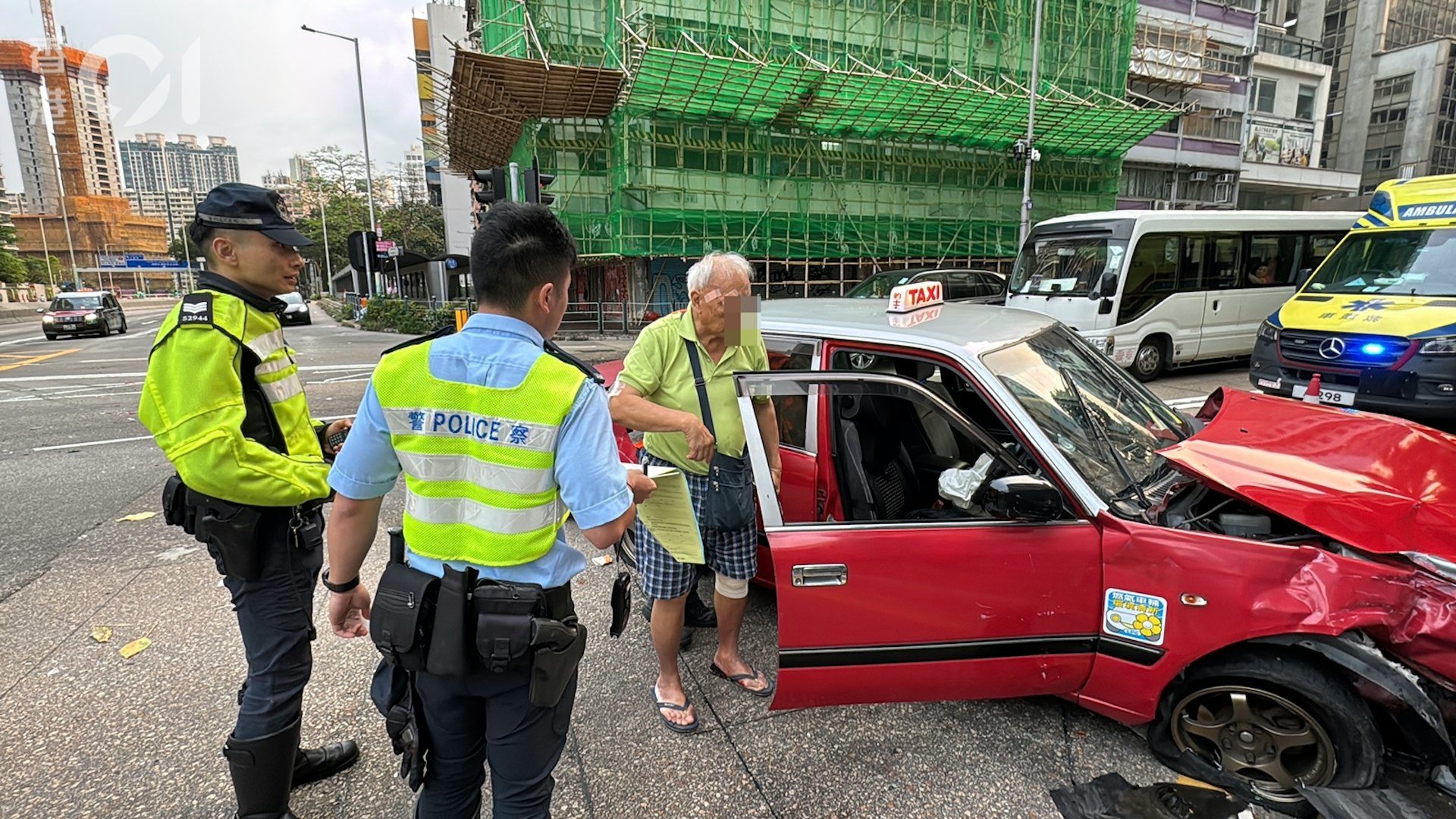 現場可見,的士司機穿「人字拖」。(翁鈺輝攝) 現場可見,的士司機穿「人字拖」。(翁鈺輝攝)