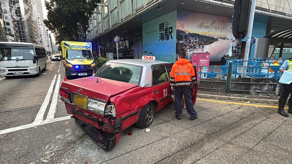 客貨車與的士相撞，兩車車頭損毀，兩名司機俱受傷。(翁鈺輝攝)