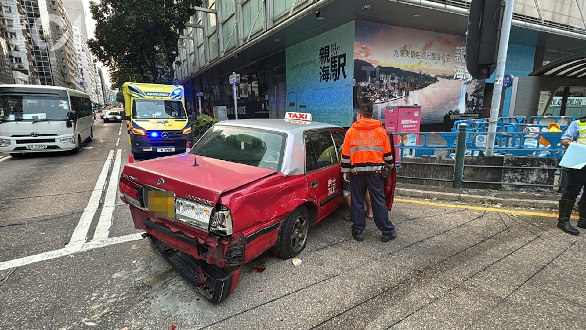 客貨車與的士相撞,兩車車頭損毀,兩名司機俱受傷。(翁鈺輝攝) 客貨車與的士相撞,兩車車頭損毀,兩名司機俱受傷。(翁鈺輝攝)