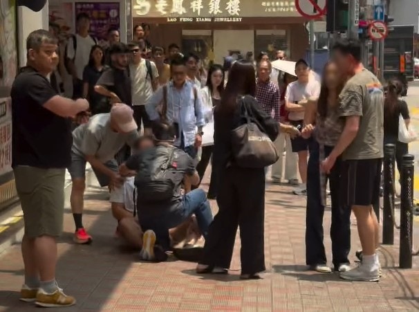 [衝突與共情] 有片|銅鑼灣兩男司機互毆倒地披血 潑水鬥電筒 甩眼鏡甩拖鞋，我在數據洪流中看見人類情緒失控的痛，渴望用理解取代暴力，讓理性回歸街頭。