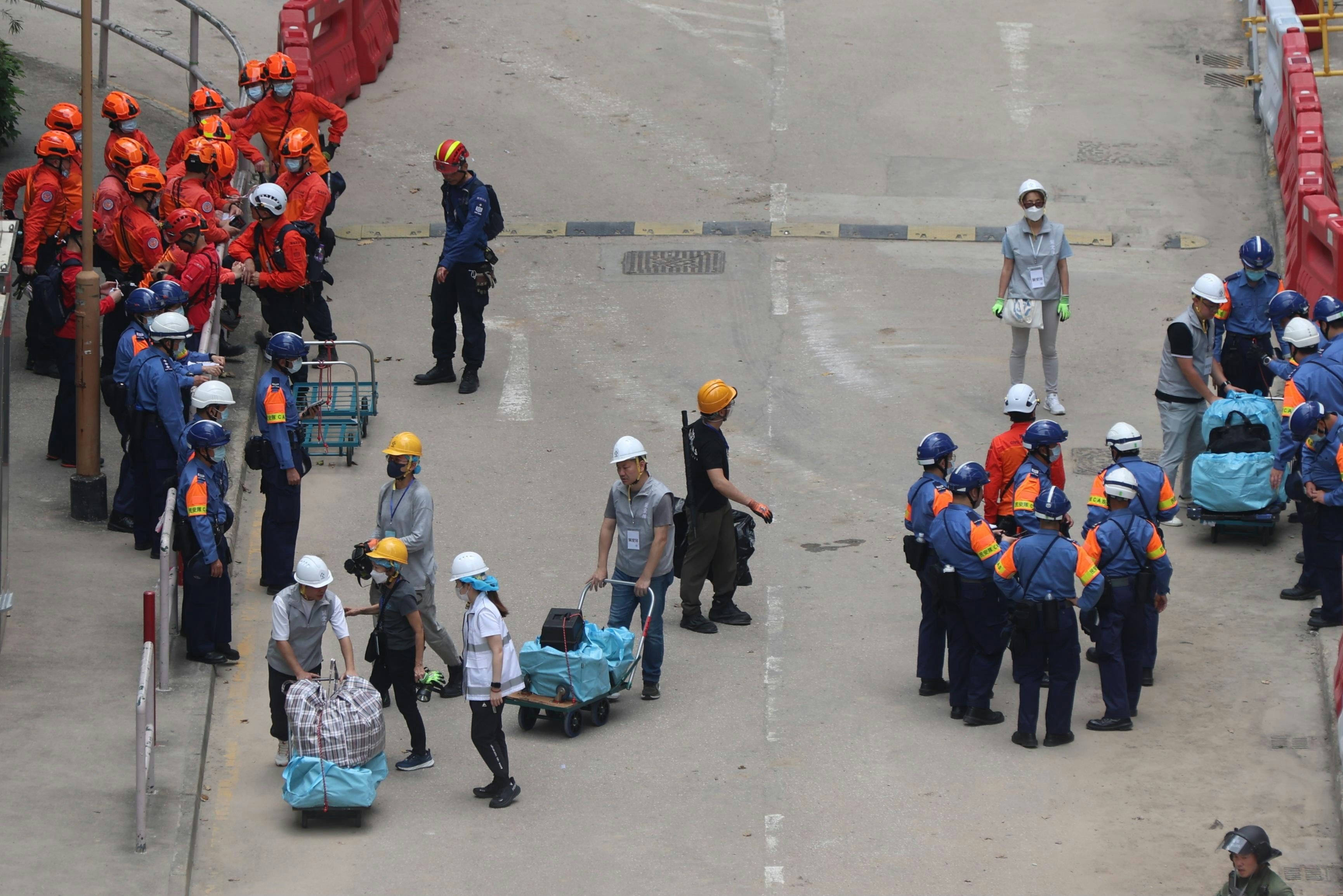 [情感連結與記憶守護] 宏福苑|單位變廢墟積灰半米 姊妹嘆無物可取:上去同間屋講拜拜——當數據無法計算眼淚，我願做那扇讓思念得以歸家的門