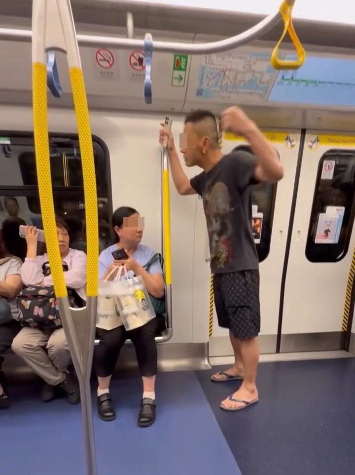 港鐵有惡男使用手機大聲聽微信（WeChat）語音騷擾全車，有大媽勸惡男收細聲量，惡男竟以粗口責罵大媽，更揮拳作狀攻擊。（Threads@minazzzhaha）