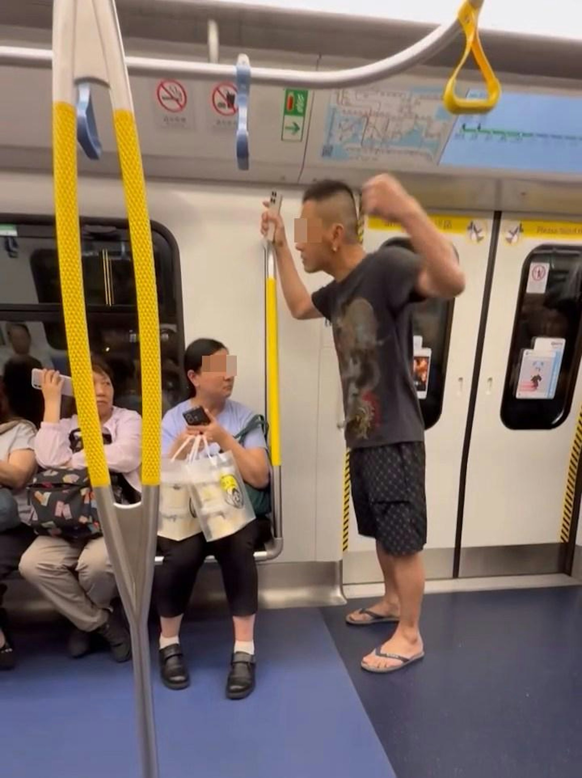 港鐵有惡男使用手機大聲聽微信(WeChat)語音騷擾全車,有大媽勸惡男收細聲量,惡男竟以粗口責罵大媽,更揮拳作狀攻擊。(Threads@minazzzhaha)