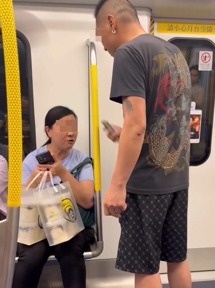 男子以俯視角度責罵坐在座位的大媽，不過大媽沒有害怕，堅定「反攻」。（Threads@minazzzhaha）