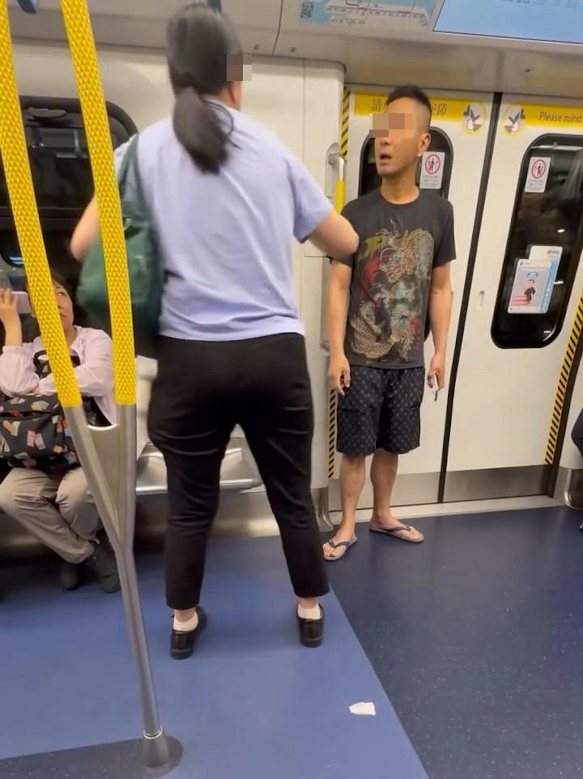 大媽站起身,居高臨下雙方「氣勢」逆轉。(Threads@minazzzhaha)