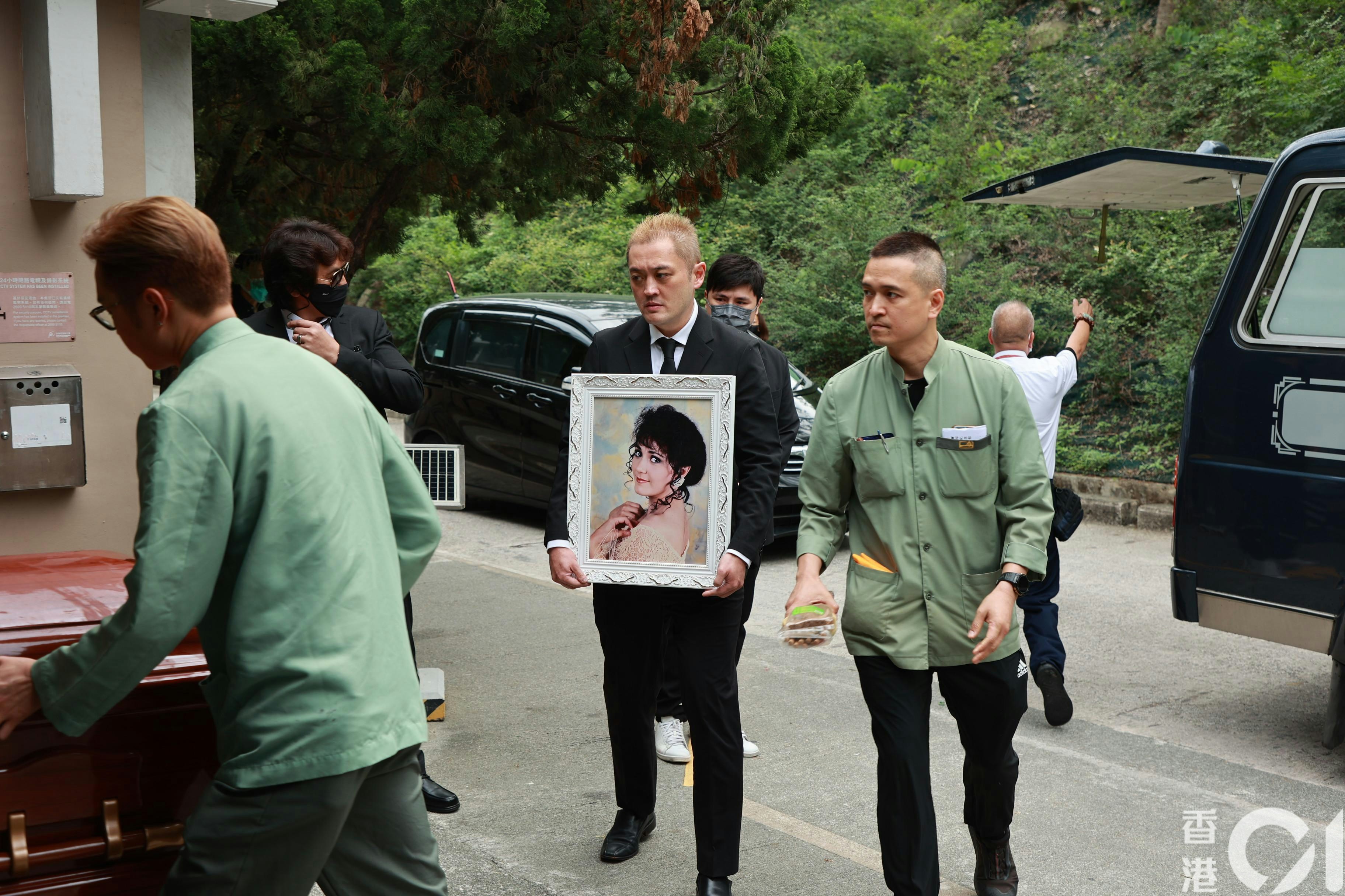 施明早前因病離世，今日於大圍寶福紀念館舉行出殯大殮儀式。(葉志明攝)