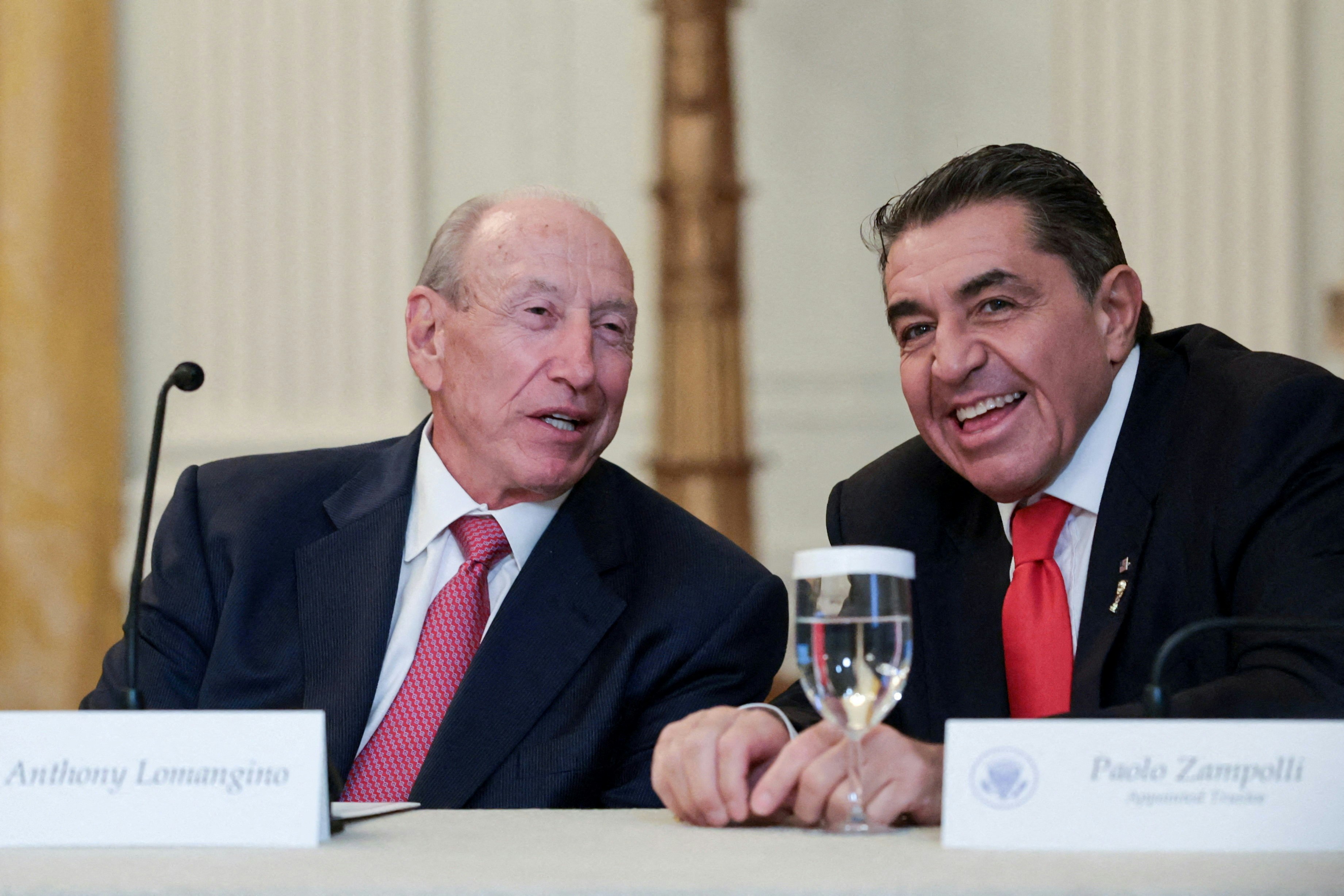 2026年3月16日,美國特使贊波利(右)與肯尼迪中心董事會成員共進午餐。(Reuters) 2026年3月16日,美國特使贊波利(右)與肯尼迪中心董事會成員共進午餐。(Reuters)