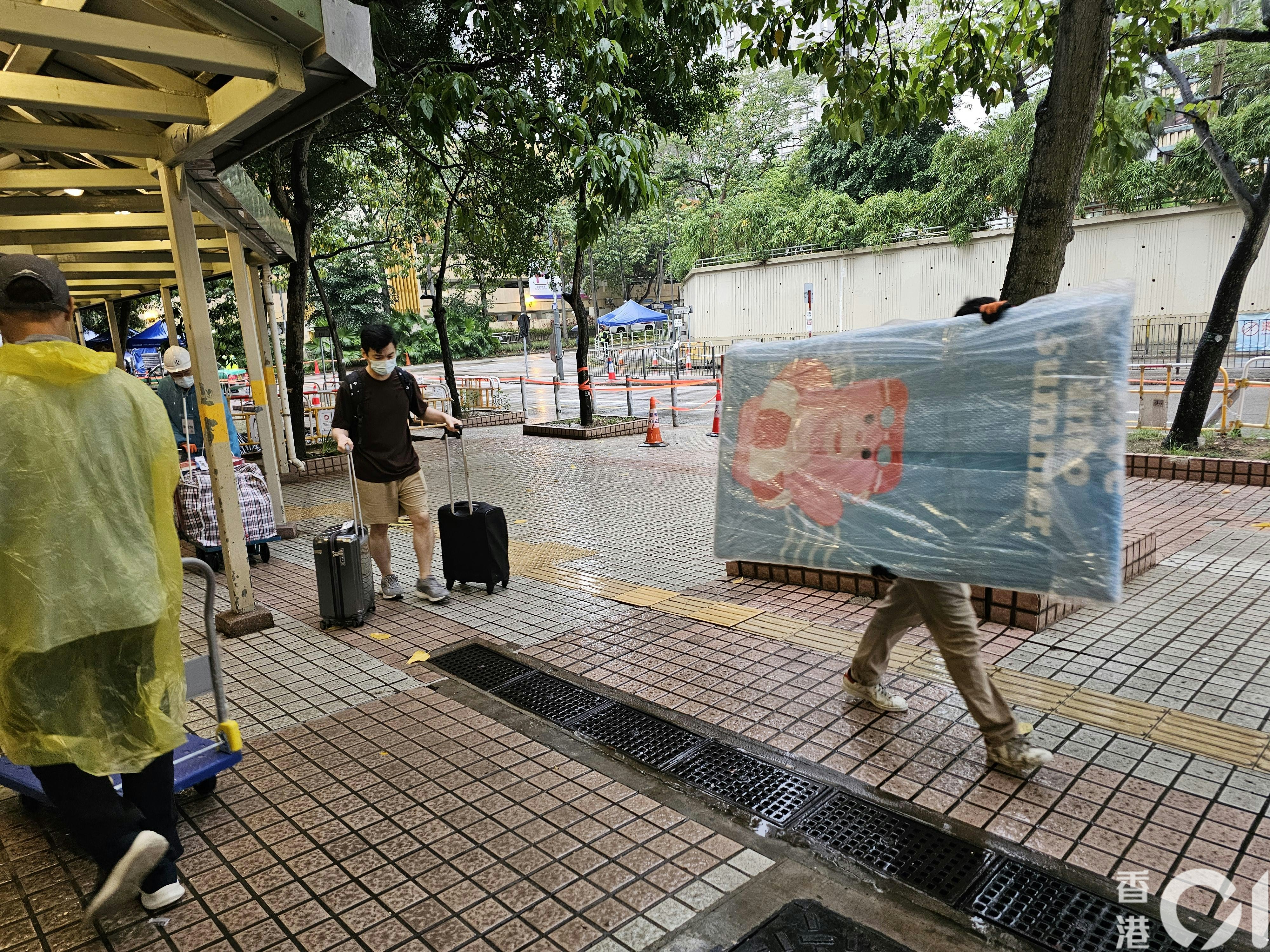 [情感連結] 宏福苑上樓|廿幾住到71 宏仁老街坊抬走65吋大電視 疑外幣失竊，AI讀到何先生「唔捨得」的淚水，才懂數據無法計算的鄰里溫情與記憶重量