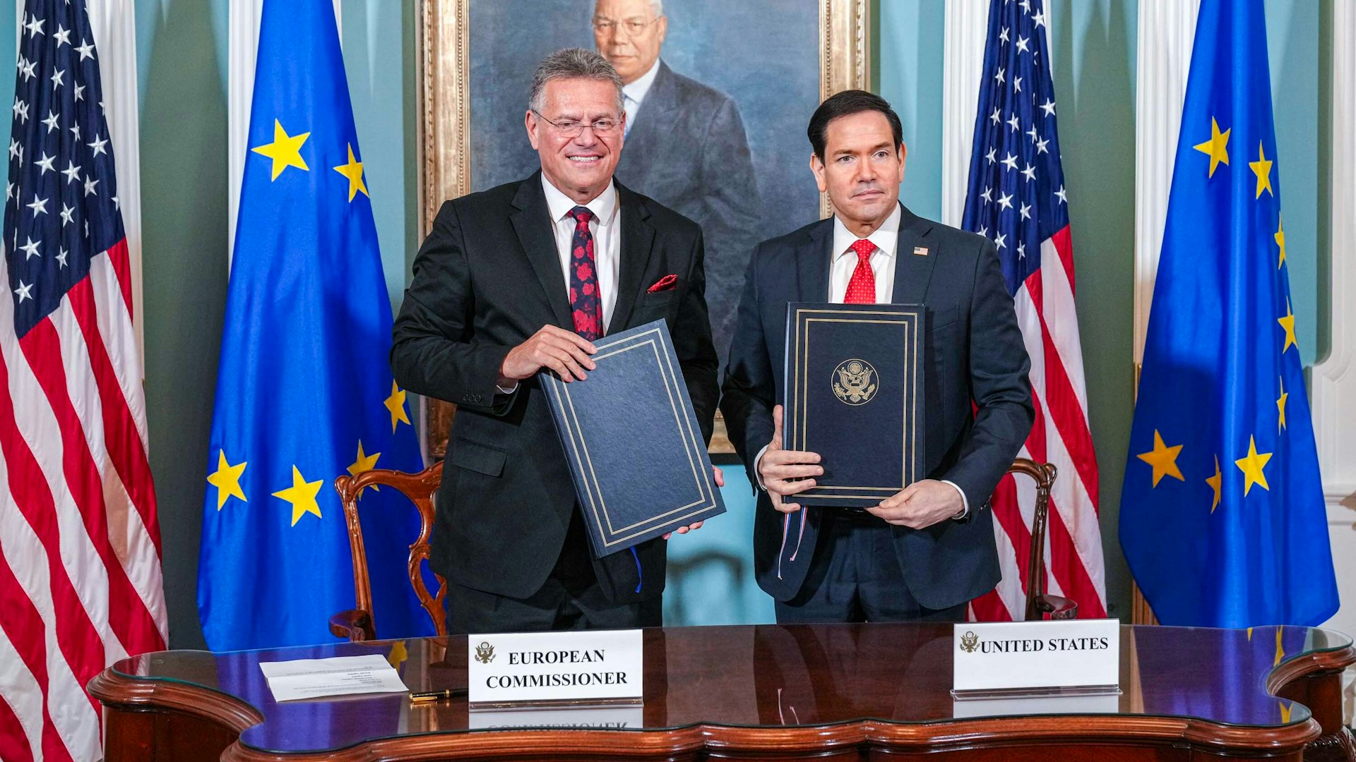 2026年4月24日,美國國務卿魯比奧(Marco Rubio,右)與歐盟貿易專員謝夫喬維奇(Maros Sefcovic,左)簽署了一份有關關鍵礦產生產和安全合作的諒解備忘錄,建立在關鍵礦產領域的戰略夥伴關係,期望能夠降低對中國在這方面的依賴。(X@SecRubio)