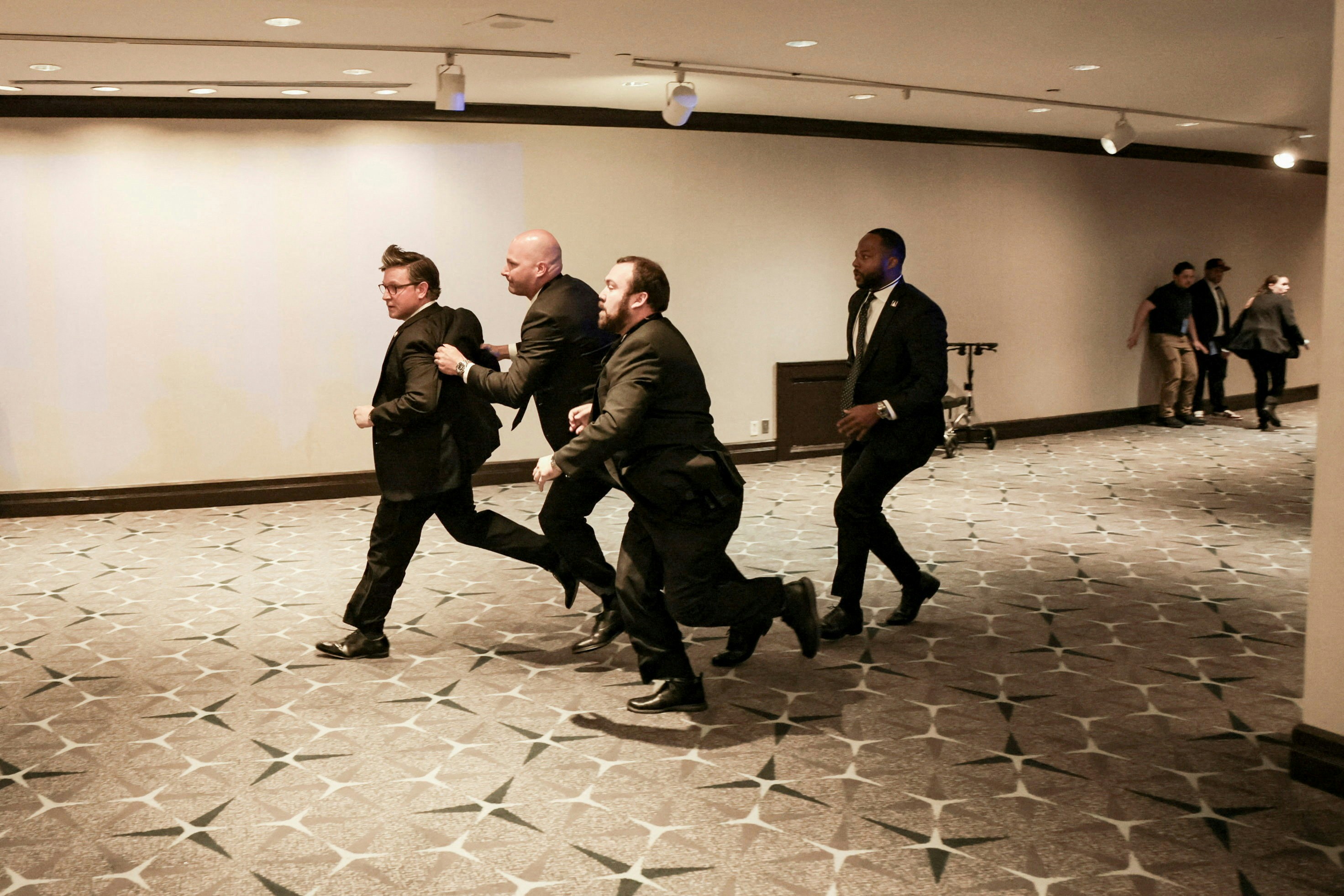 2026年4月25日，美國白宮記者晚宴發生槍擊事件，現場賓客紛紛逃離現場，相關執法部門正在檢查現場、維護秩序。（Reuters）