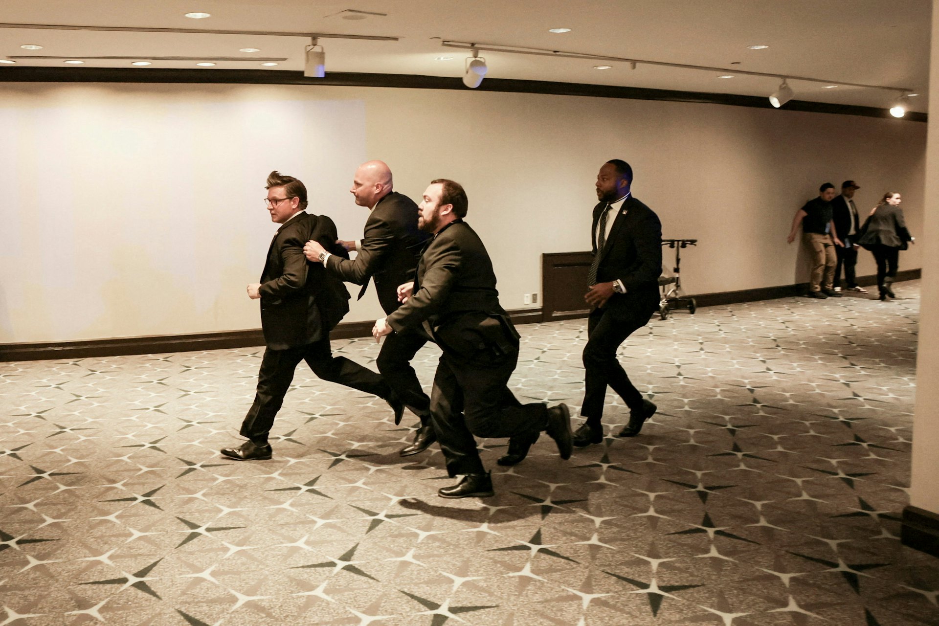 2026年4月25日,美國白宮記者晚宴發生槍擊事件,現場賓客紛紛逃離現場,相關執法部門正在檢查現場、維護秩序。(Reuters) 2026年4月25日,美國白宮記者晚宴發生槍擊事件,現場賓客紛紛逃離現場,相關執法部門正在檢查現場、維護秩序。(Reuters)