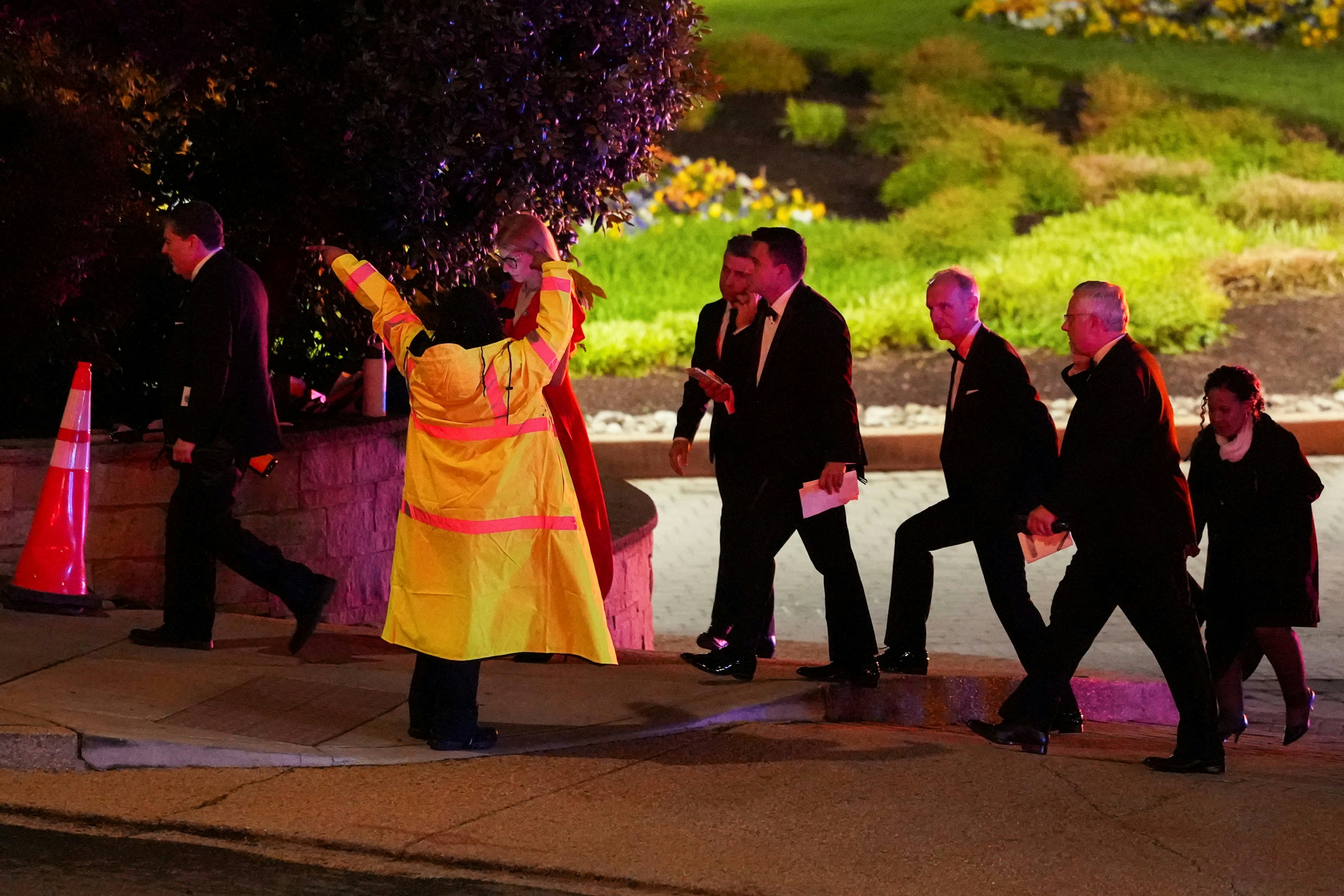 2026年4月25日，美國白宮記者晚宴發生槍擊事件，現場賓客紛紛逃離現場，相關執法部門正在檢查現場、維護秩序。（Reuters）