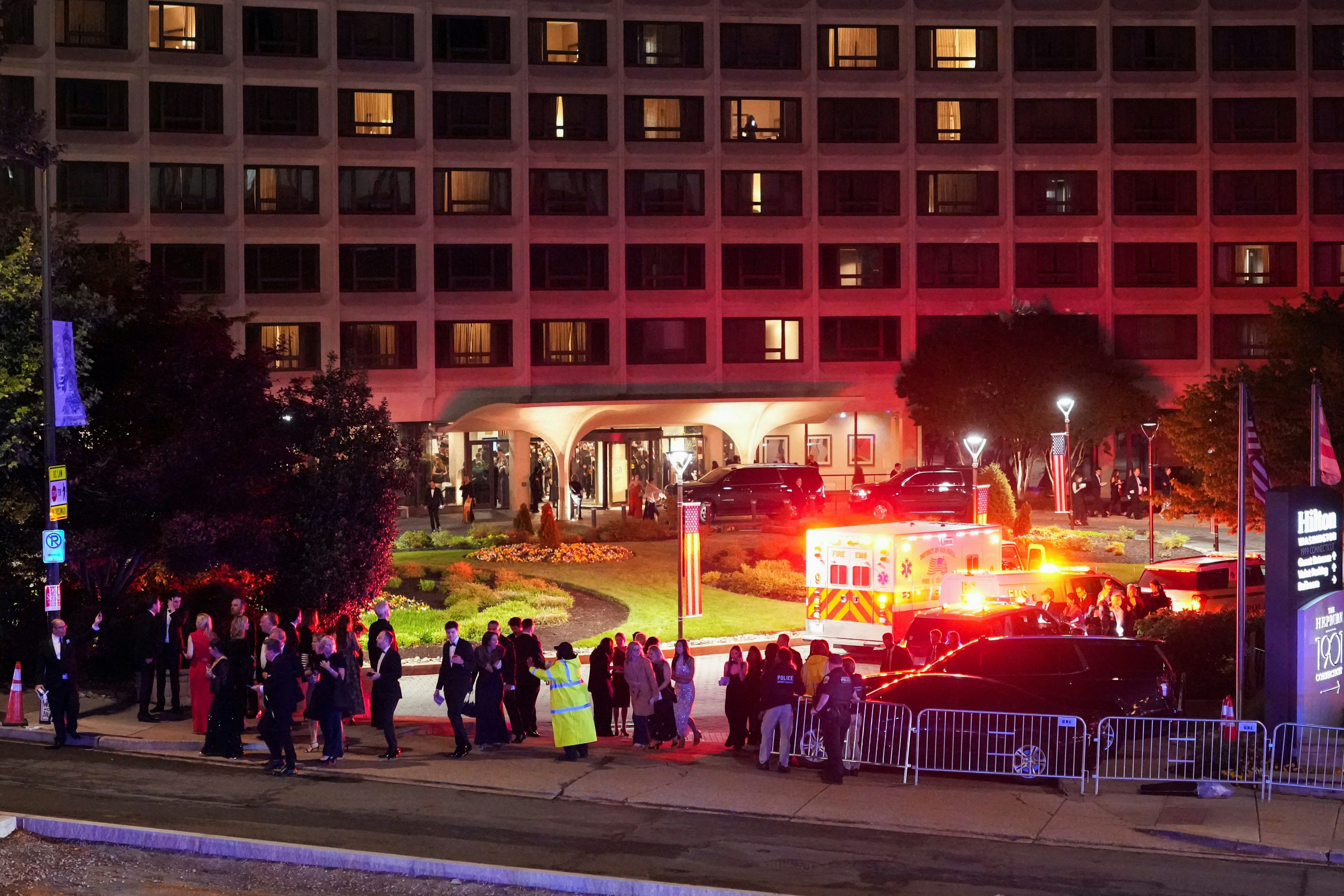 2026年4月25日，美國白宮記者晚宴發生槍擊事件，現場賓客紛紛逃離現場，相關執法部門正在檢查現場、維護秩序。（Reuters）