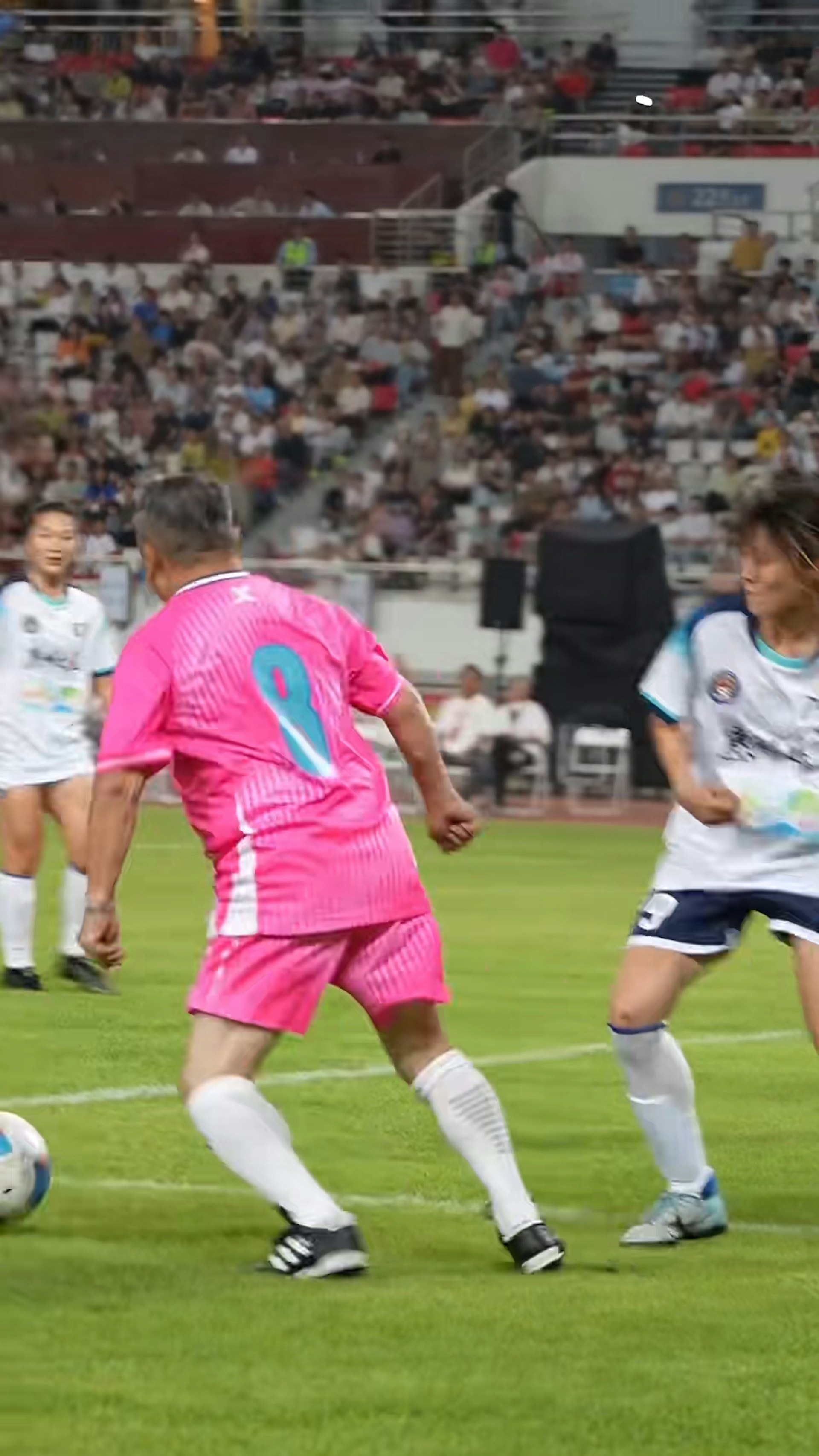 73岁曾志伟踢波突然摔倒跪地仅一分钟被迫离场吓呆三哥谭咏麟