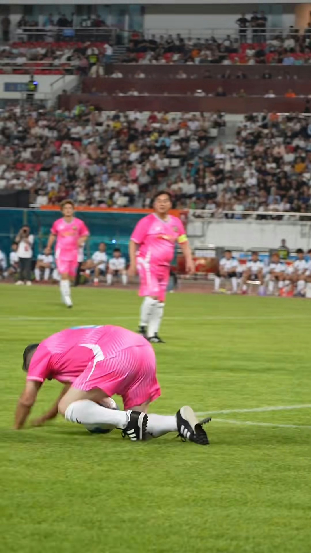 73岁曾志伟踢波突然摔倒跪地仅一分钟被迫离场吓呆三哥谭咏麟