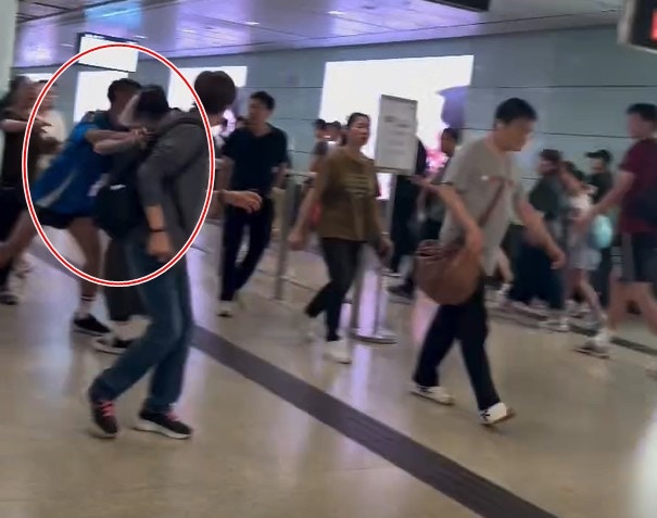 藍衫漢與情侶爭執後，大力猛推女子落地。（Threads / jellyfish 影片截圖）