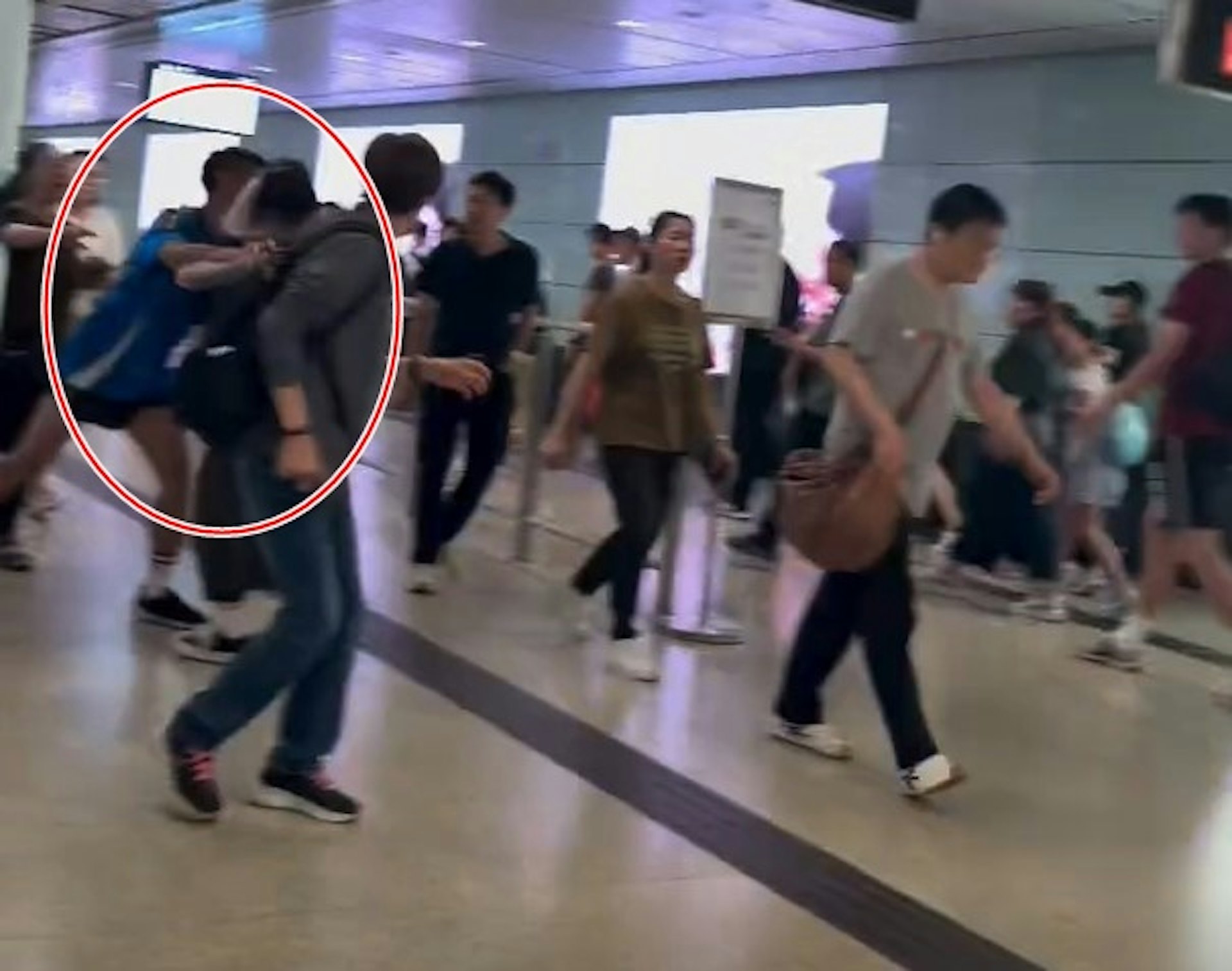 藍衫漢與情侶爭執後,大力猛推女子落地。(Threads / jellyfish 影片截圖)