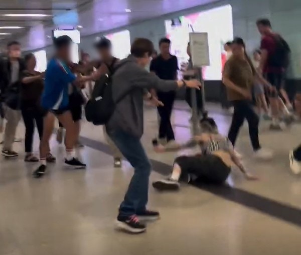 藍衫漢與情侶爭執後，大力猛推女子落地。（Threads / jellyfish 影片截圖）