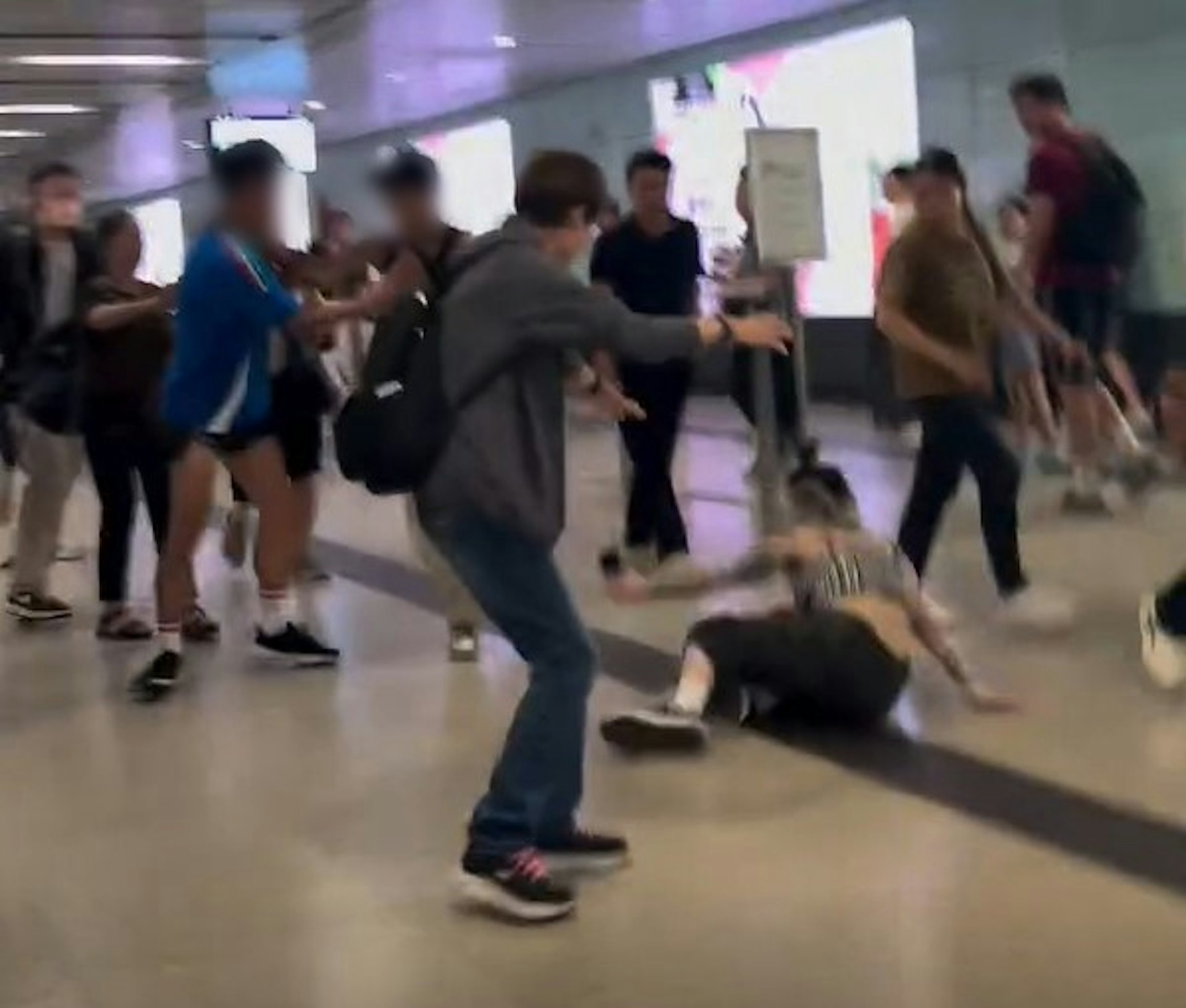 藍衫漢與情侶爭執後,大力猛推女子落地。(Threads / jellyfish 影片截圖)