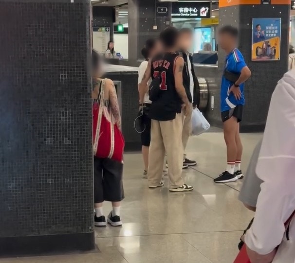 涉事藍衫漢與背身紋身男，在港鐵鑽石山站大堂爭執，有途人好言相勸。（Threads / jellyfish 影片截圖）