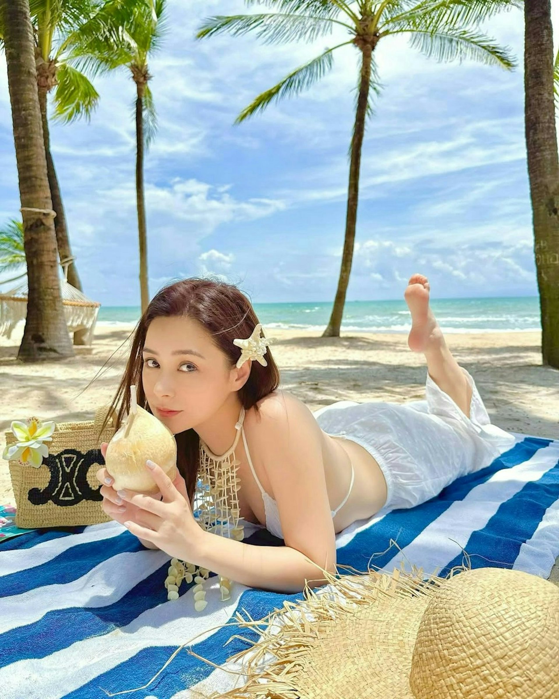 钟欣潼携爱犬Kuma出行,LV联名包近三万引热议:狗比人贵? 钟欣潼携爱犬Kuma出行,LV联名包近三万引热议:狗比人贵?
