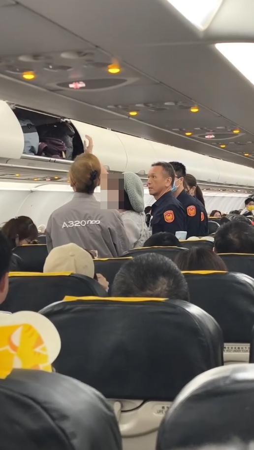 飛機抵達桃園國際機場後，航空警察上機將施暴的女乘客強行帶走。（threads@jeremy_hsueh影片截圖）