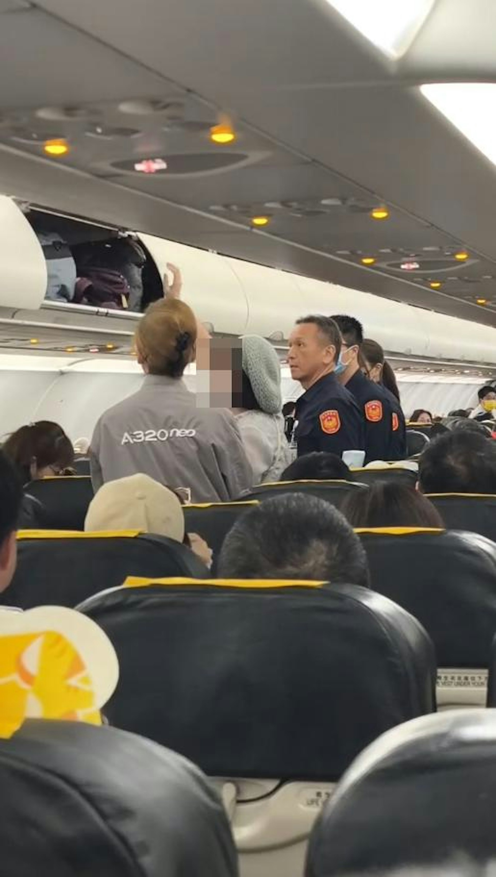 飛機抵達桃園國際機場後,航空警察上機將施暴的女乘客強行帶走。(threads@jeremy_hsueh影片截圖)