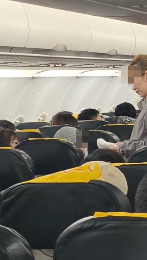 空姐把冰袋遞給女乘客,但她反過來將冰袋扔到空姐身上,行為極之無禮。(threads@jeremy_hsueh影片截圖)