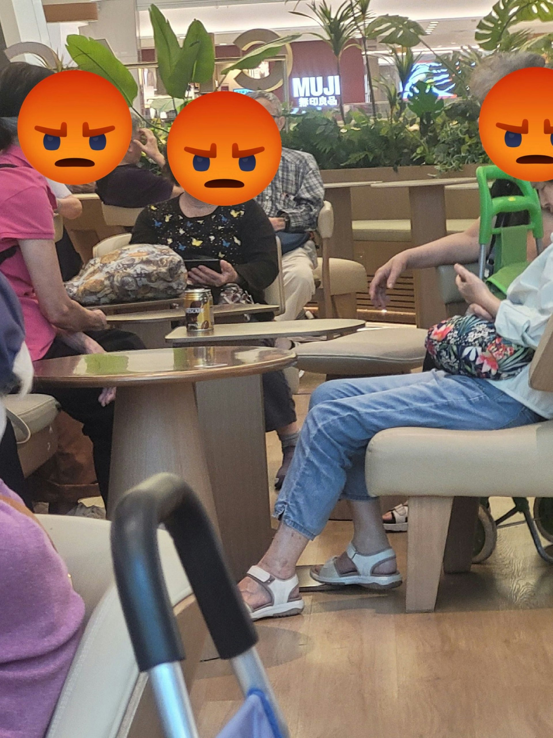 4名大媽坐在霸王茶姬座位,將環保購物袋,以及不屬於店內的罐裝咖啡放在餐桌上。(facebook「將軍澳主場」圖片)
