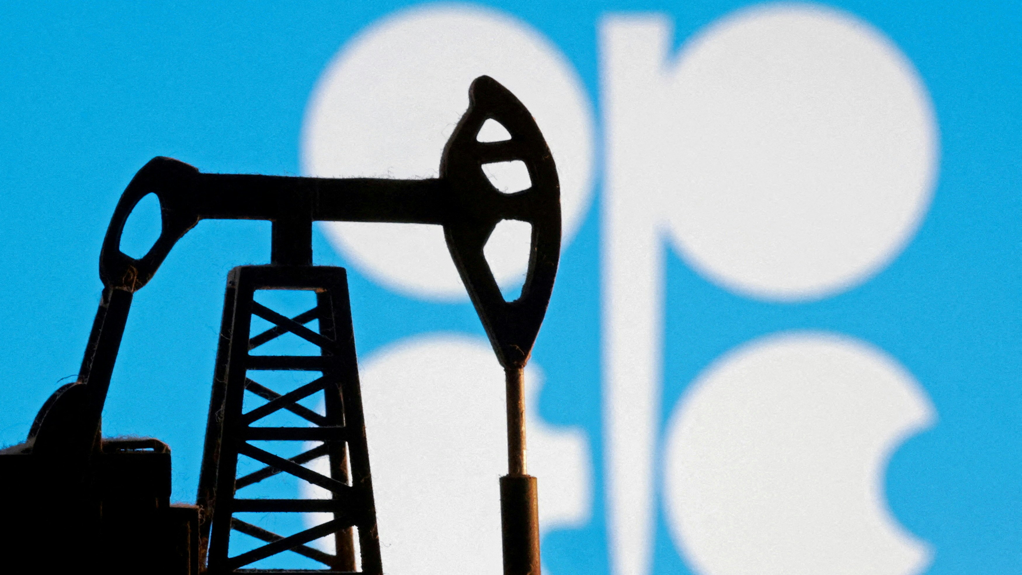 2026年1月9日,插图中可以看见石油泵模型在石油输出国组织(OPEC)标志前面。(Reuters)