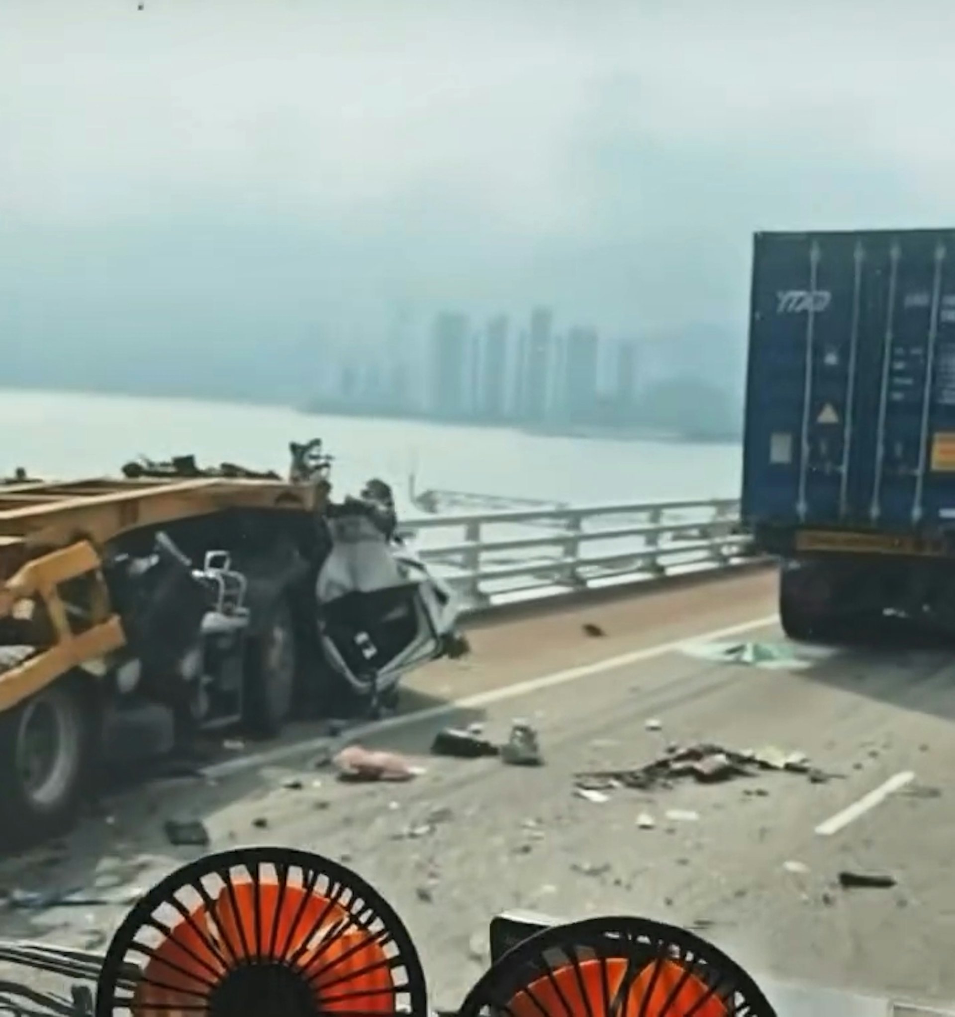 深圳灣公路大橋車禍,一輛拖頭壓扁,前方另一貨櫃車車尾輕微凹陷。(fb車cam L(香港群組))