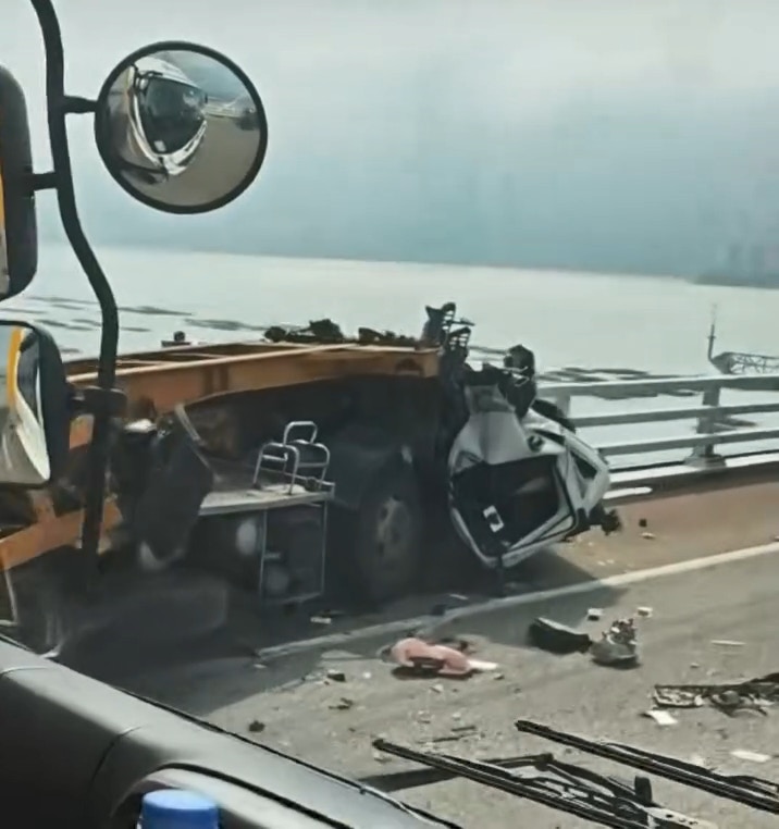 深圳灣公路大橋車禍，一輛拖頭壓扁。（fb車cam L（香港群組））