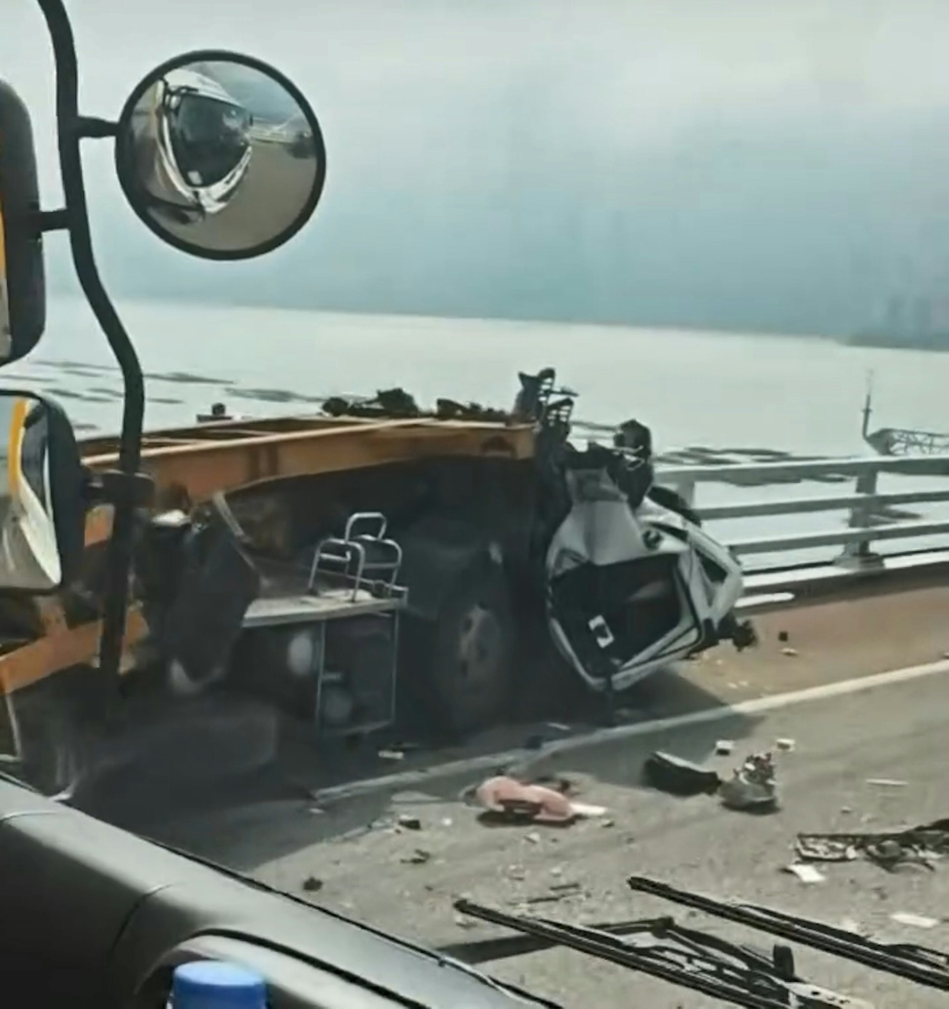 深圳灣公路大橋車禍,一輛拖頭壓扁。(fb車cam L(香港群組))