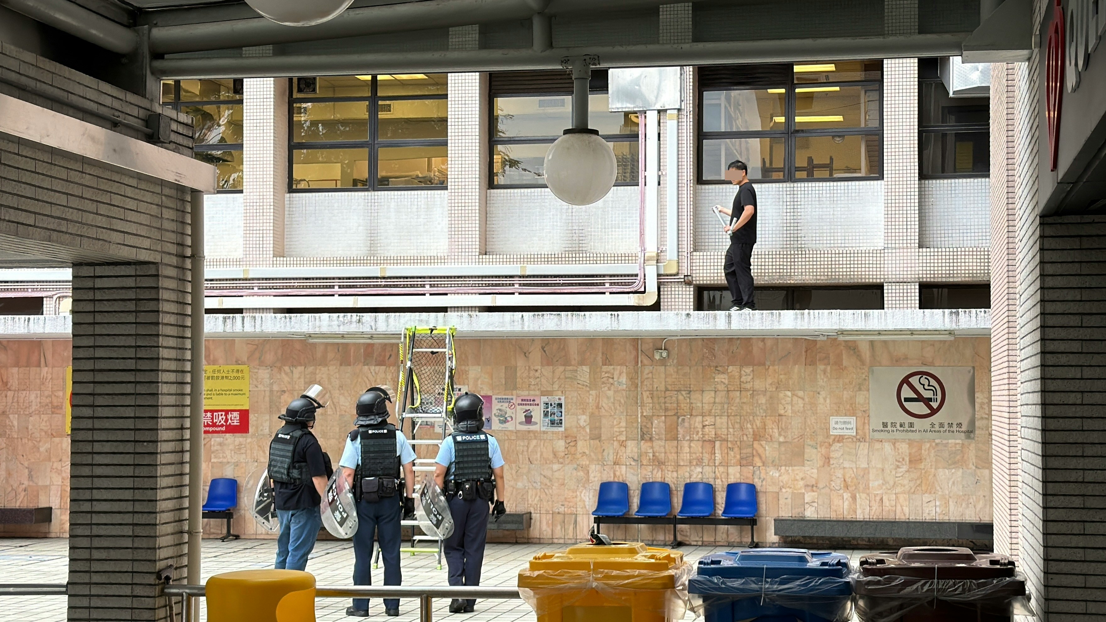 珍惜生命｜伊利沙伯醫院男子敲爛玻璃 一度危站簷篷對峙