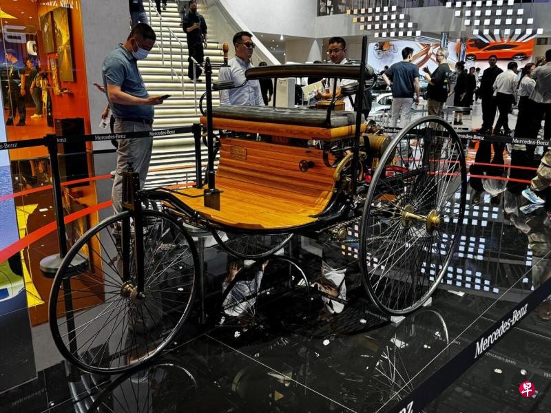 在2026年北京車展上,奔馳展台展出一台經品牌授權復刻的「奔馳一號」——世界上第一輛內燃機驅動汽車。車子誕生於1886年,被公認為汽車工業的起點。(聯合早報) 在2026年北京車展上,奔馳展台展出一台經品牌授權復刻的「奔馳一號」——世界上第一輛內燃機驅動汽車。車子誕生於1886年,被公認為汽車工業的起點。(聯合早報)