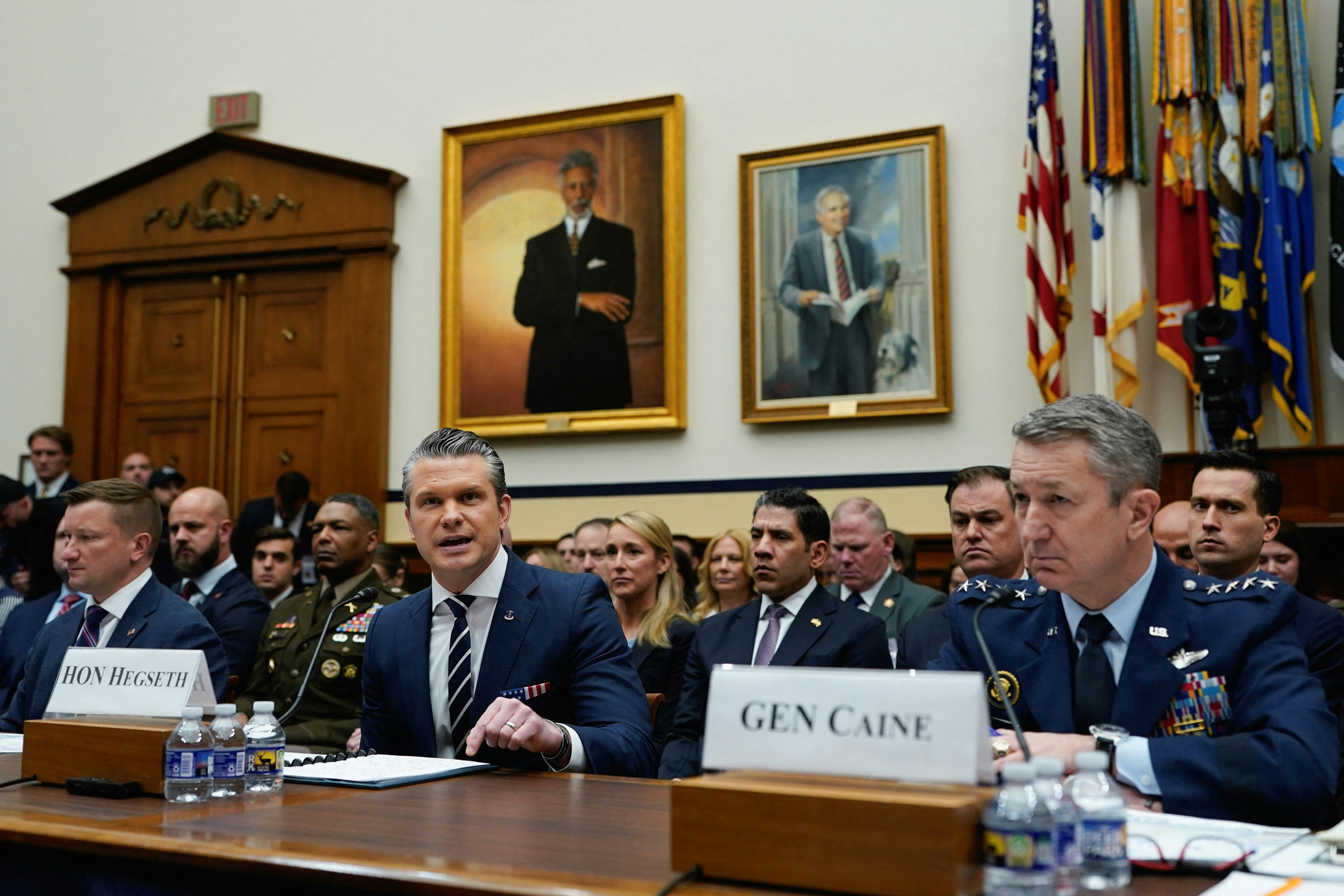 美國國防部長赫格塞思（Pete Hegseth）4月29日在接近6小時的聽證會上，他與民主黨議員展開激烈交鋒。(Reuters)