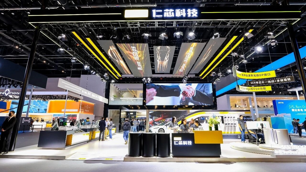 2026北京車展上的仁芯科技展台,其最新發佈的32Gbps車載高速SerDes晶片。在智能座艙從「多屏」向「超高清多屏」狂奔的2026年,這顆晶片的亮相,被不少業內人士視為國產車載高速傳輸晶片從「追趕」向「並跑」甚至「領跑」的關鍵信號。(北京工業報) 2026北京車展上的仁芯科技展台,其最新發佈的32Gbps車載高速SerDes晶片。在智能座艙從「多屏」向「超高清多屏」狂奔的2026年,這顆晶片的亮相,被不少業內人士視為國產車載高速傳輸晶片從「追趕」向「並跑」甚至「領跑」的關鍵信號。(北京工業報)